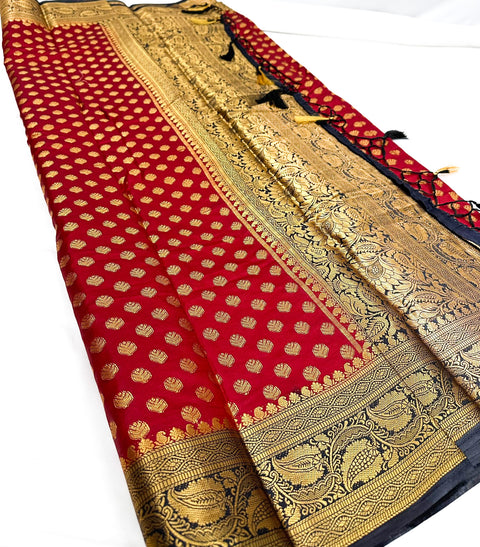 Art Silk Saree With Contrast Pallu And Blouse