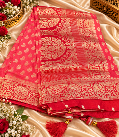 Dola Silk Saree with elegant all-over floral zari weaving and a rich contrasting woven border with detailed pallu. Soft, graceful drape.model blouse for reference only,Contrast blouse piece included.Slight variation in colour and design is possible.