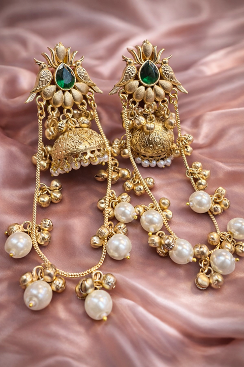 (Video clip attached)Trending Kashmiri Earrings /Premium gold-tone finish
Elegant emerald-green stone centerpiece.Traditional Kashmiri-inspired design.Handcrafted dome jhumka with pearl embellishments.Lightweight and comfortable for long wear