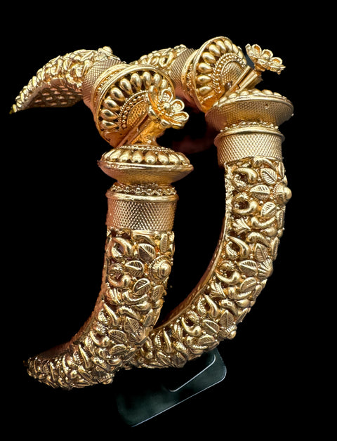 (Not original gold)Gold plated beautiful design Designer Kade (Openable , Screw Designed)pair