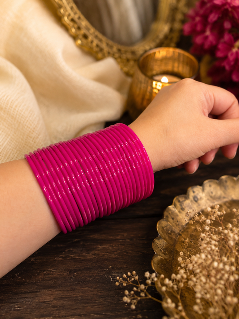 Hot Pink color plain gloss glass bangles. Each set includes 2 dozen bangles. Price is per set. Slight colour variation may occur