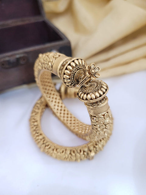 (Not original gold)Gold plated beautiful design Designer Kade (Openable , Screw Designed)pair