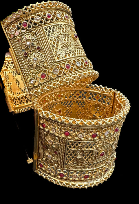 (Can fit any size 2-4 to 2-8) Not original Gold )Doli design Royal look Gold plated original Kundan stone beautiful design Designer Kade (Openable , Screw Designed)pair