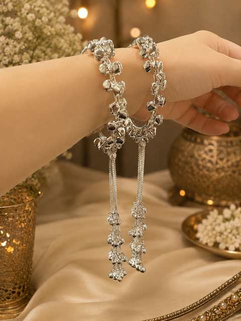 Beautiful Silver Ghungroo Bangles
Elegant bangles with long ghungroo hangings that create a beautiful, rich jingling sound— even more than anklets.(price per set ( 2 bangles in 1 set)(slight variation in color and design is possible)