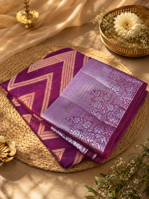 Beautiful Soft Silk Saree With Beautiful Zari Pallu,blouse piece is attached to Saree (slight variation in color and design is possible)