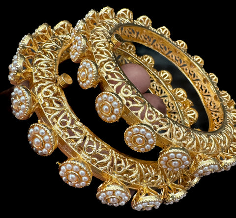 (Not original gold )Gold plated beautiful design Designer Kade (Openable , Screw Designed)pair