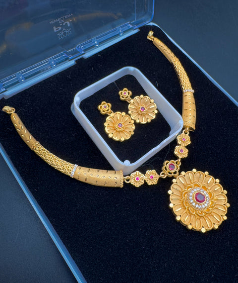 Beautiful Gold look necklace set (Not original Gold)(slight variance in color and shades are possible )