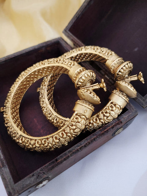 (Not original gold)Gold plated beautiful design Designer Kade (Openable , Screw Designed)pair