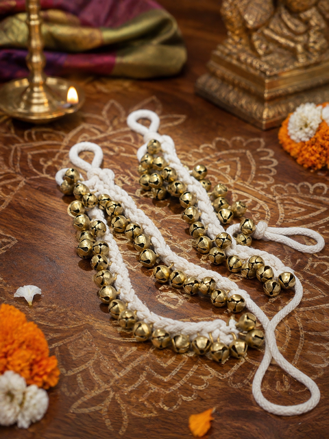 Traditional 25 Ghungroo Bharatanatyam Ghungroo 
Beautifully crafted with 25 golden ghungroo bells on soft, braided cotton cords, designed to create a rich and rhythmic sound with every movement.