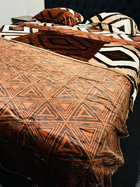 Beautiful Print Very Soft & Warm Fleno Bed Sheet With 2 Pillow Covers And Duvet Cover Of Reversible Design