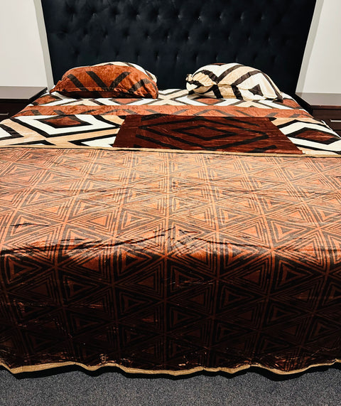 Beautiful Print Very Soft & Warm Fleno Bed Sheet With 2 Pillow Covers And Duvet Cover Of Reversible Design