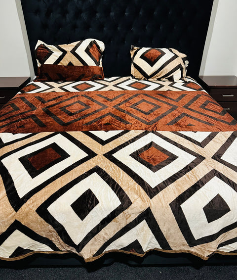 Beautiful Print Very Soft & Warm Fleno Bed Sheet With 2 Pillow Covers And Duvet Cover Of Reversible Design
