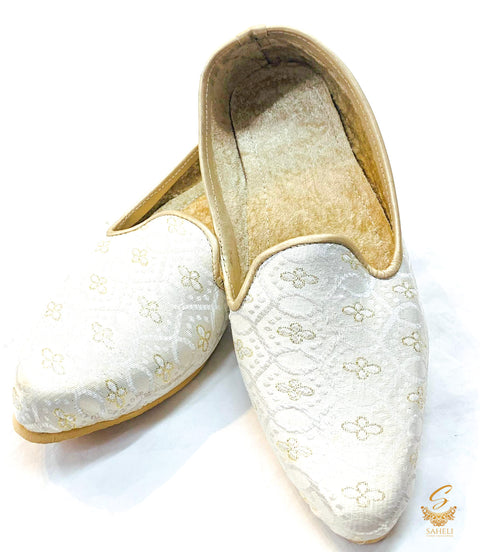 Velvet based Mens Punjabi jutti